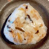 鶏そぼろと塩昆布のおにぎり